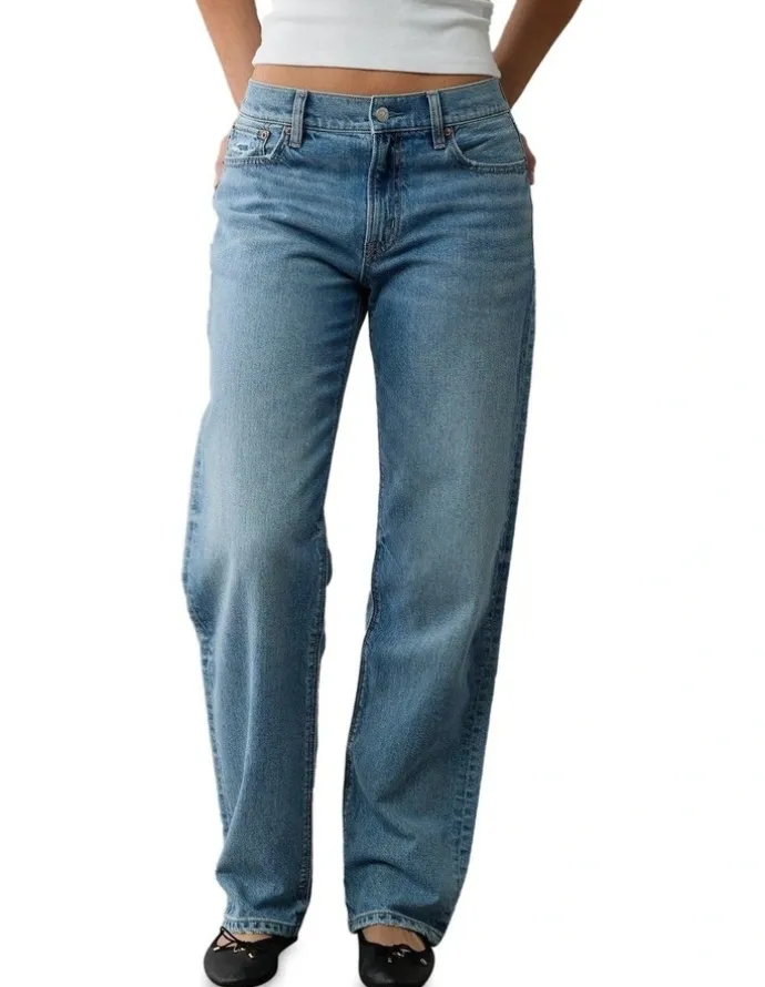 American Eagle Strigid Low-Rise Baggy Straight Jean in Fresh Bright