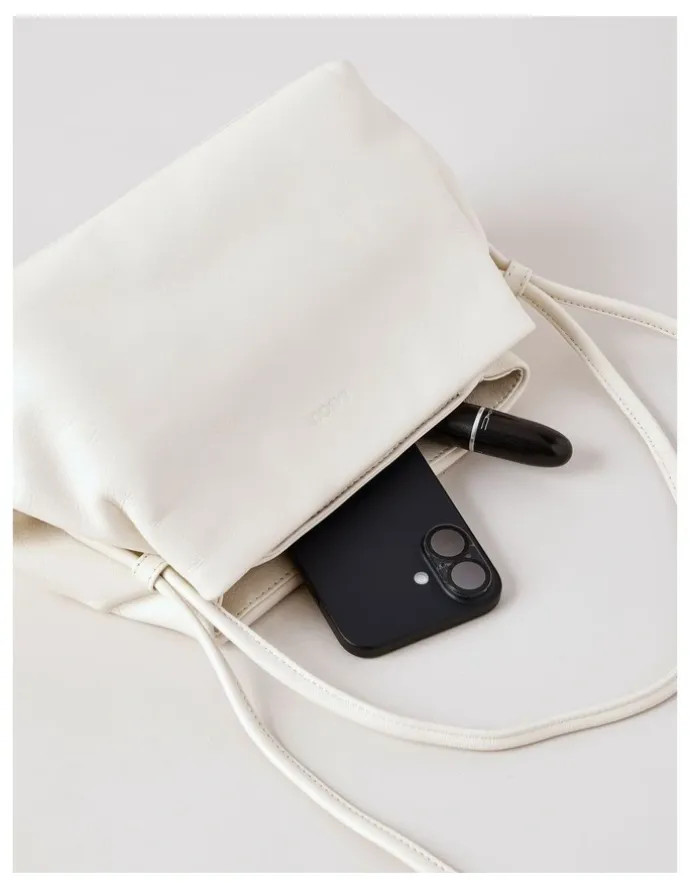 Basque Aria Leather Crossbody Bag in Vanilla