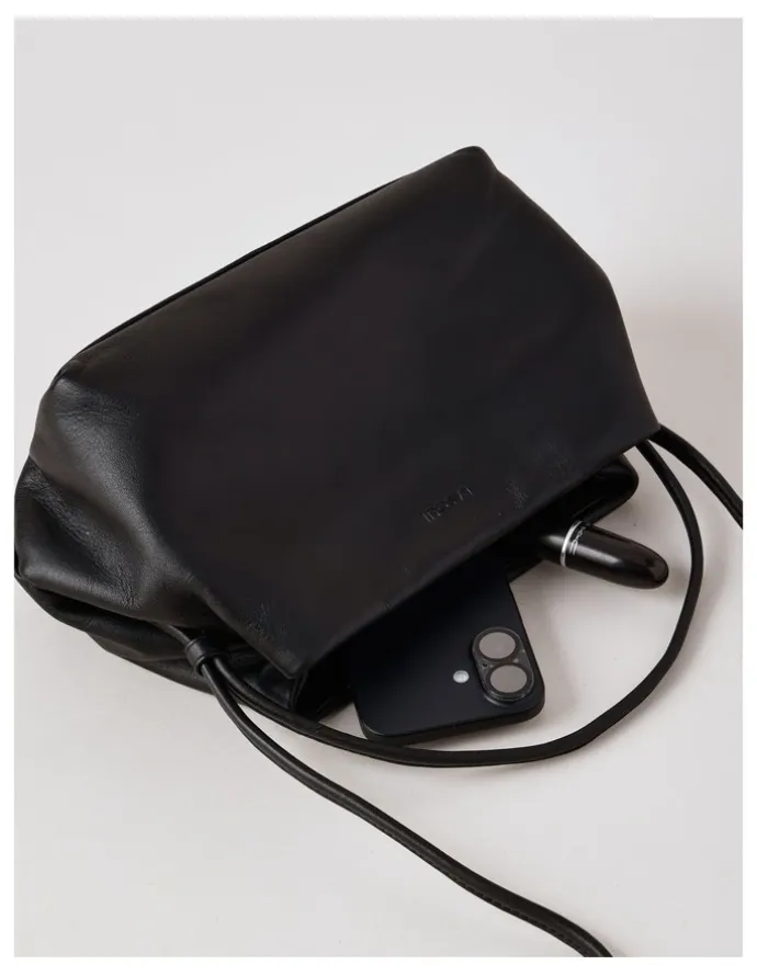 Basque Aria Leather Crossbody Bag in Black