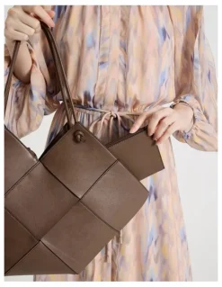 Basque Bowie Tote Bag in Tan