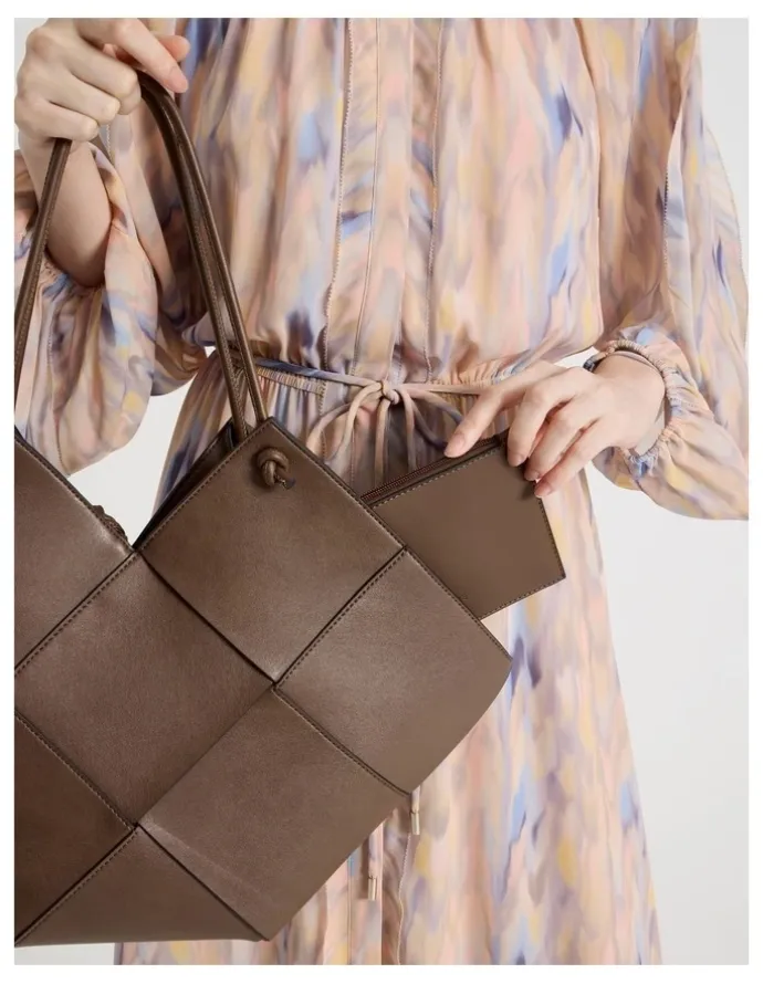 Basque Bowie Tote Bag in Tan