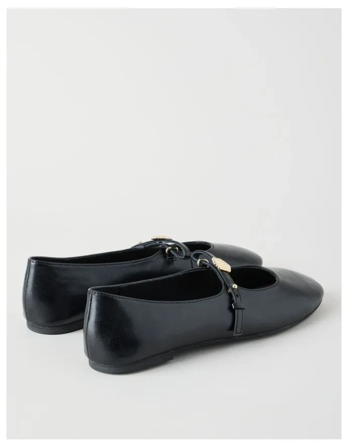 Basque Kasey Flat Shoes in Black