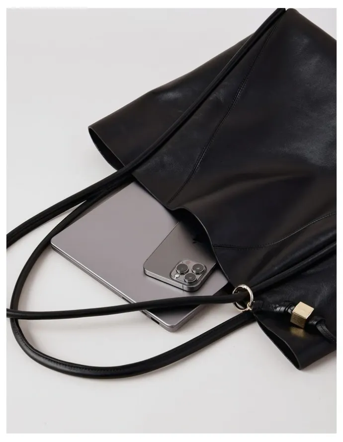 Basque Tam Leather Tote Bag in Black