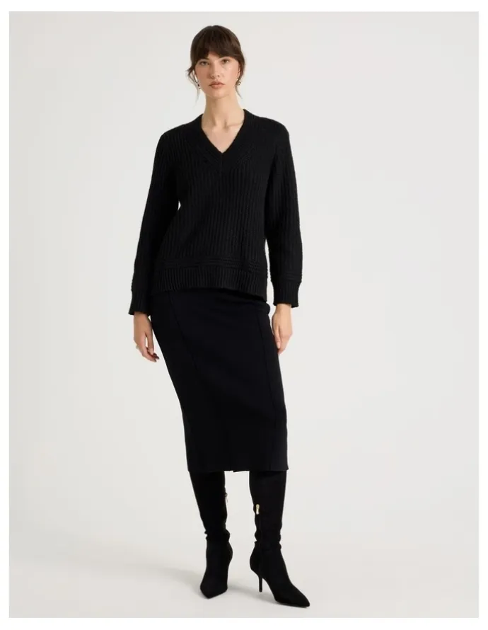 Basque V Neck Knit in Black