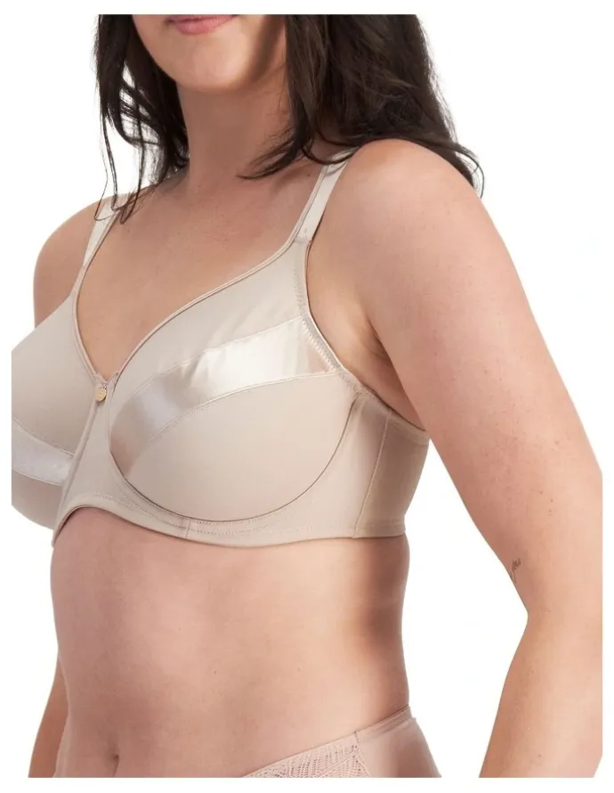 Berlei Minimising Bra in Soft Powder