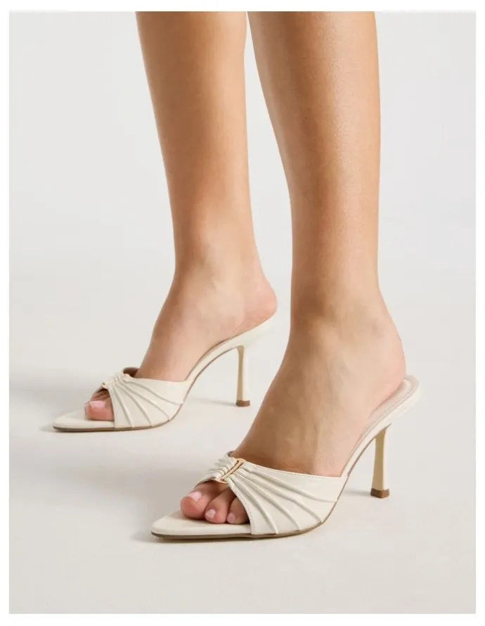Blaq Nezahlia Sandal in White