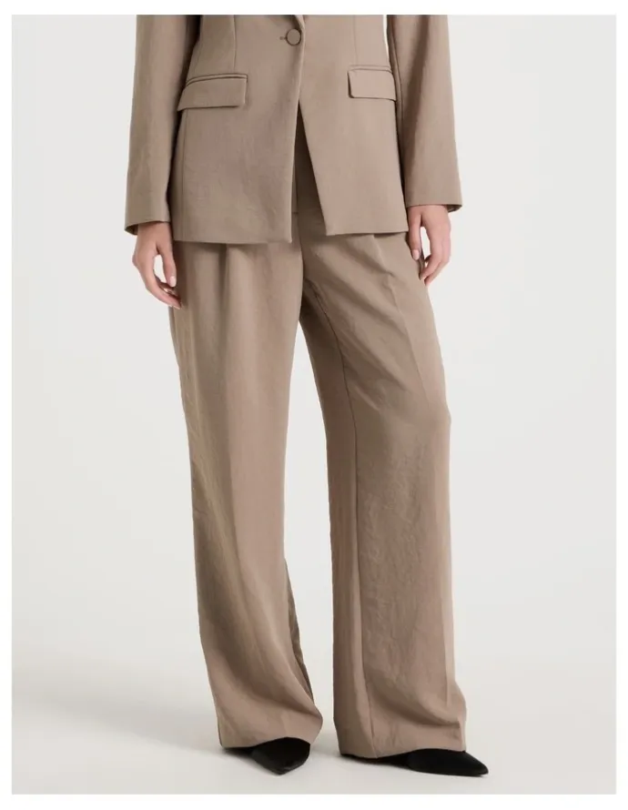 Blaq Pleat Front Wide Leg Pant in Taupe