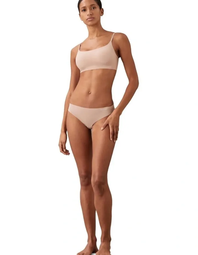 Calvin Klein Invisibles Hipster in Beige