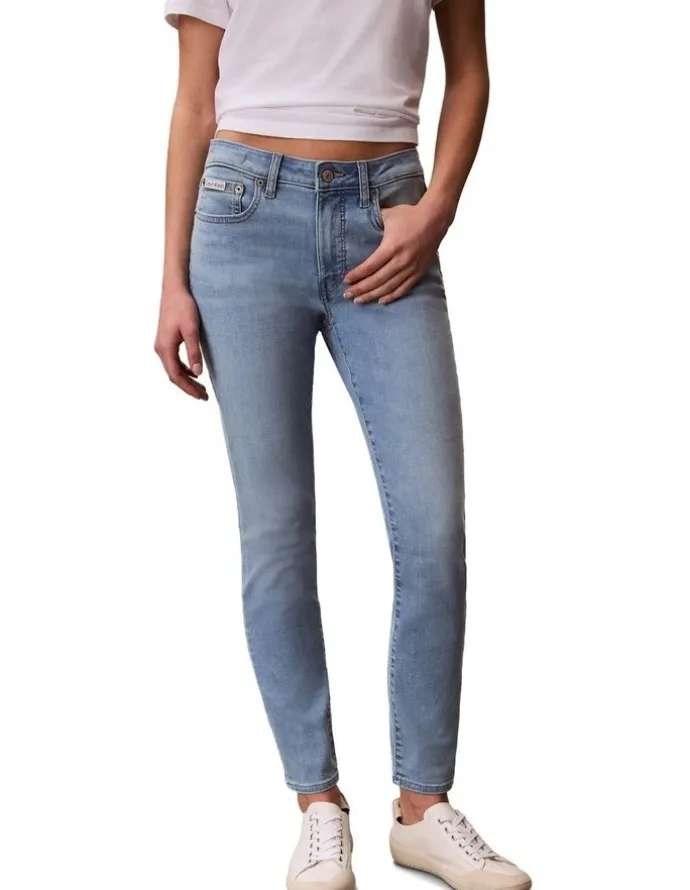 Calvin Klein Jeans Mid Rise Skinny Jeans in Light Cape