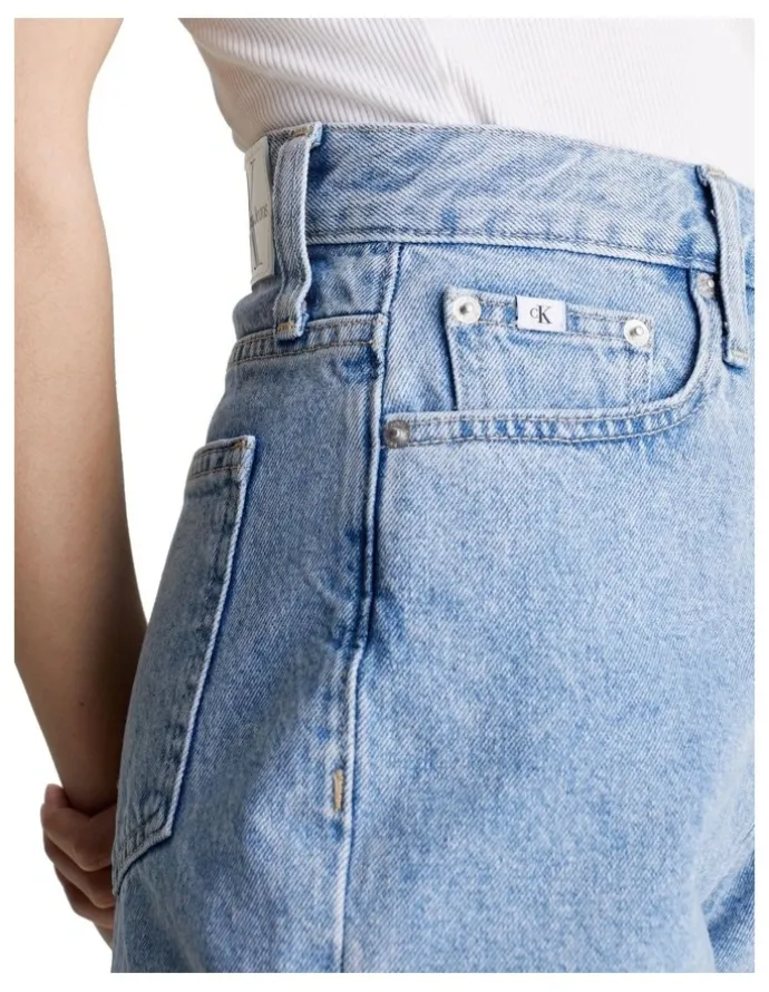 Calvin Klein Jeans Mom Short in Light Blue