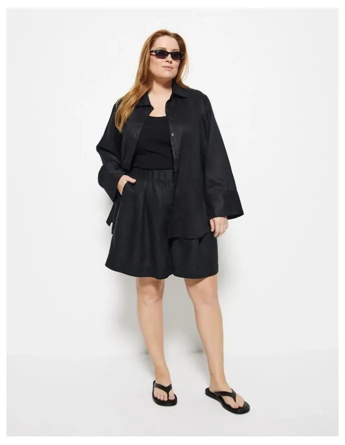 Commonry Lucie Short in Black