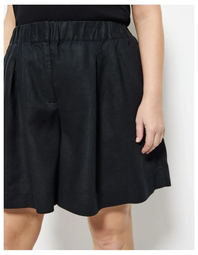 Commonry Lucie Short in Black
