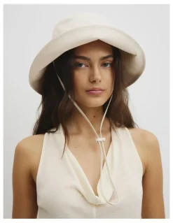 Country Road Cr Bucket Hat in Pebble