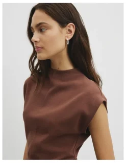 Country Road Extend Shoulder Top in Ember