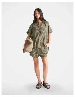 DECJUBA Linen Blend Curve Short in Green