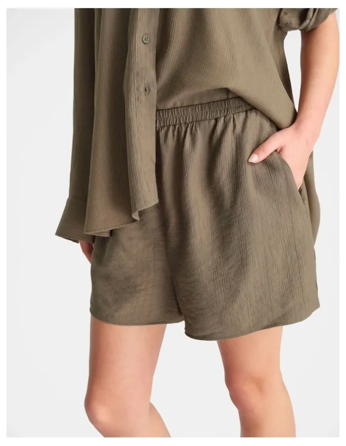 DECJUBA Textured Short in Green