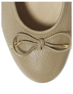 Easy Steps Azaria Flat Shoes in Taupe Leather