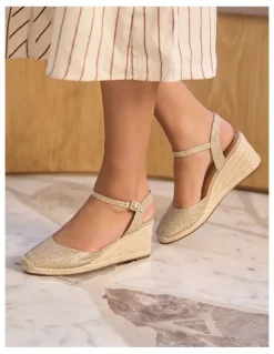 Easy Steps Santos Sandals in Gold Fabric