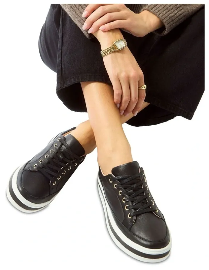 Easy Steps Uruguay Sneakers in Black Leather