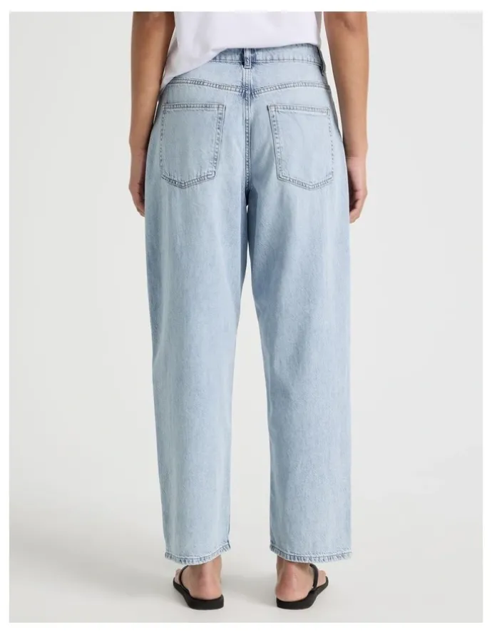 GRAB Barrel Mid Rise Jean in Light Wash