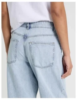GRAB Barrel Mid Rise Jean in Light Wash