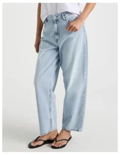 GRAB Barrel Mid Rise Jean in Light Wash