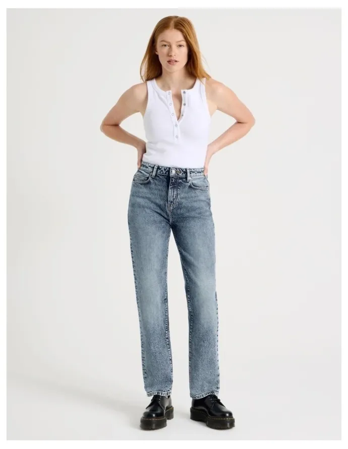 GRAB Mom High Rise Jeans in Light Indigo Tinted