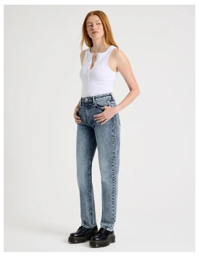 GRAB Mom High Rise Jeans in Light Indigo Tinted