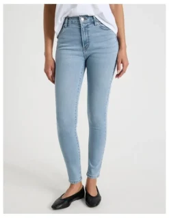 GRAB Skinny Mid Rise Jean in Light Indigo