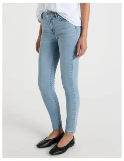 GRAB Skinny Mid Rise Jean in Light Indigo