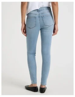 GRAB Skinny Mid Rise Jean in Light Indigo