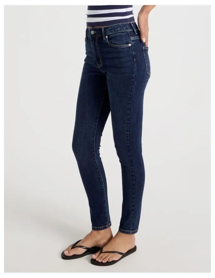 GRAB Skinny Mid Rise Jean in Medium Indigo