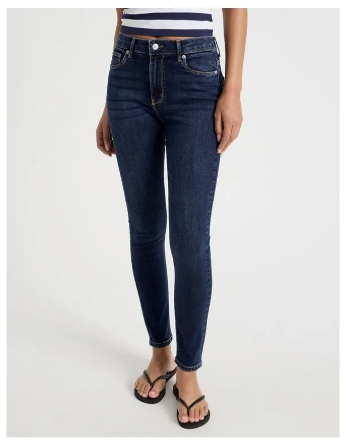 GRAB Skinny Mid Rise Jean in Medium Indigo