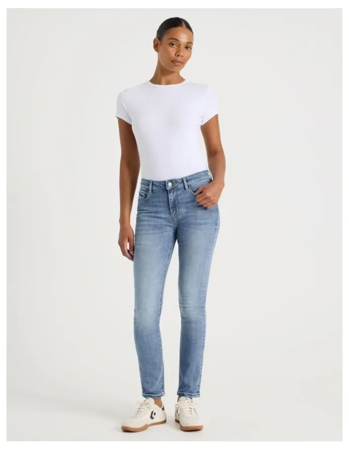 GRAB Slim Mid Rise Jean in Light Indigo