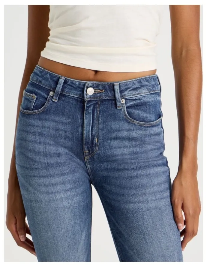 GRAB Slim Mid Rise Jean in Medium Wash