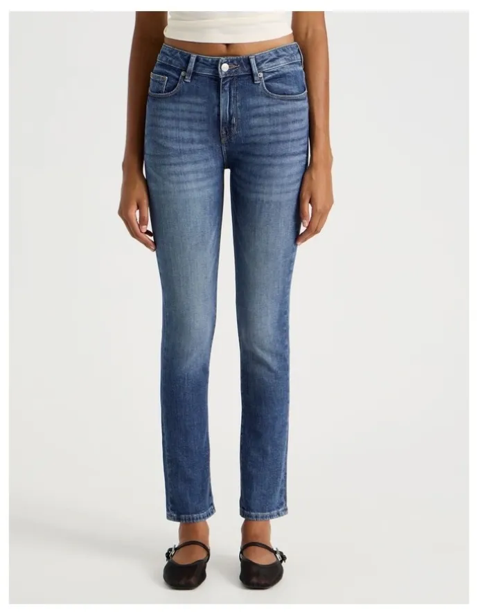 GRAB Slim Mid Rise Jean in Medium Wash