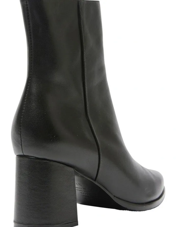 Jane Debster Avenue Boots in Black Glove