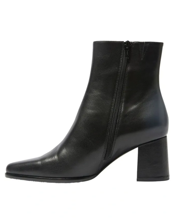 Jane Debster Avenue Boots in Black Glove