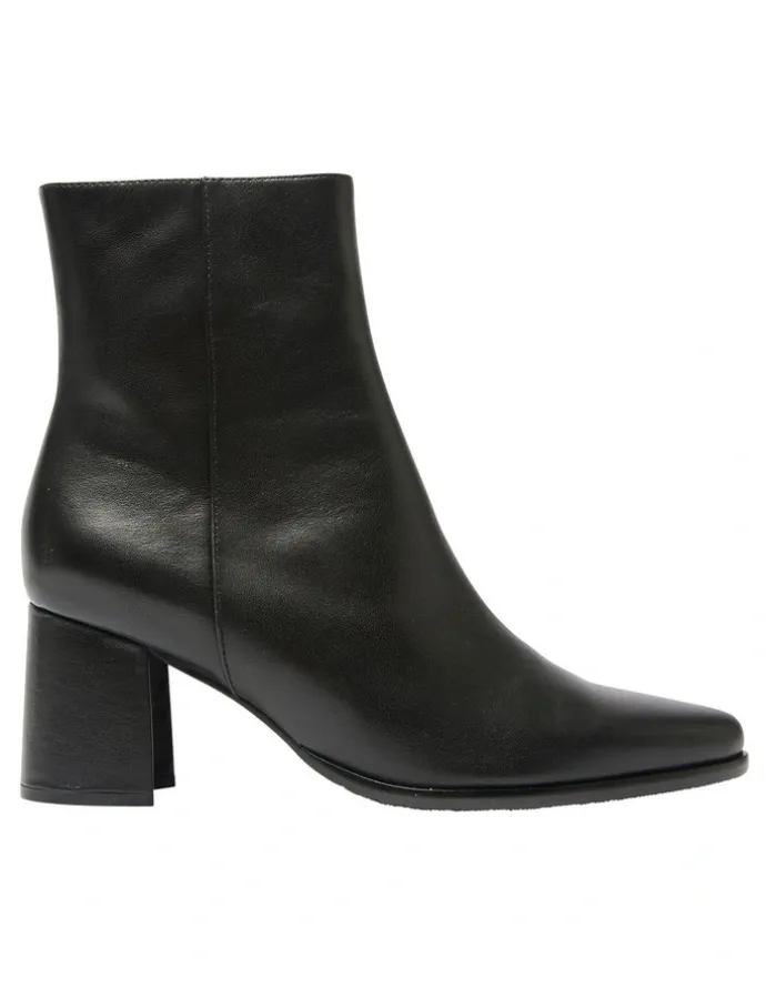 Jane Debster Avenue Boots in Black Glove