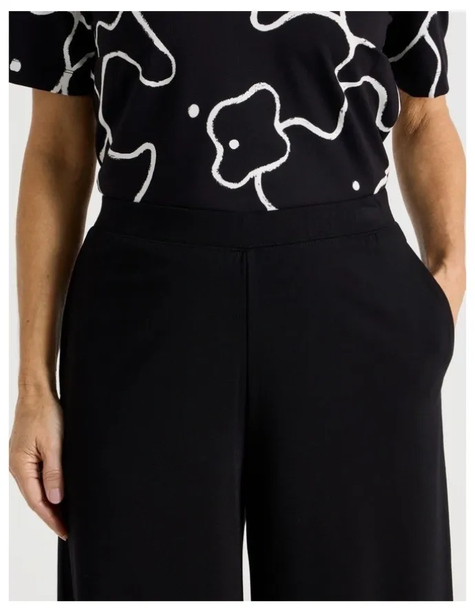 Regatta Elastic Waist Crop Travel Knit Pant in Black
