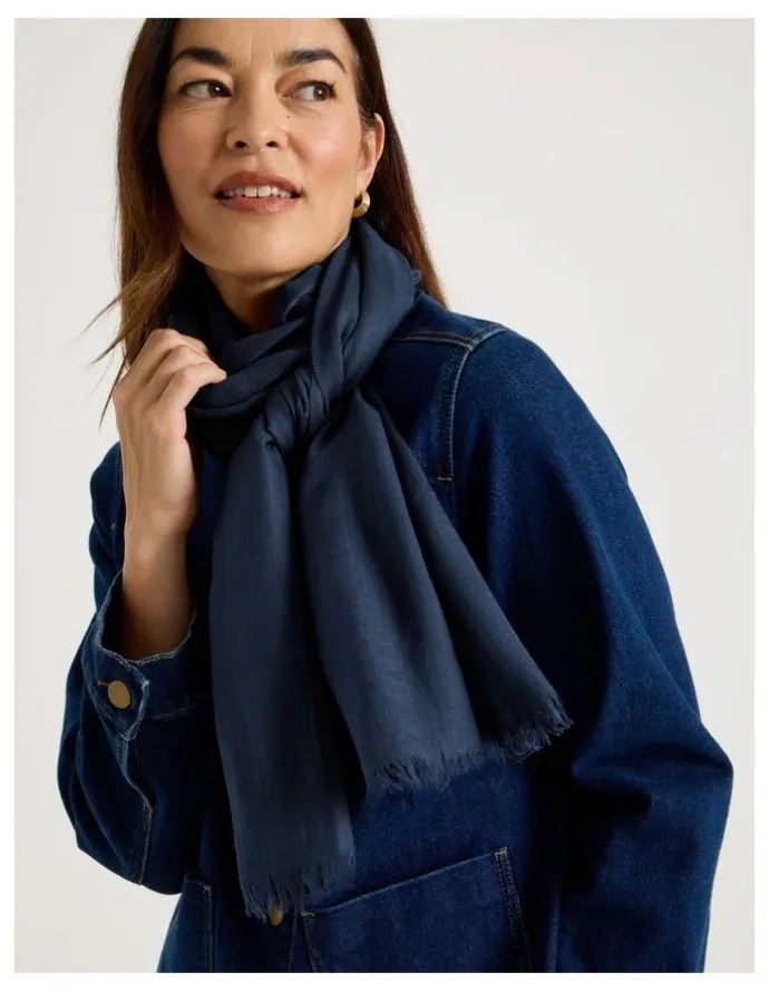Regatta Light Weight Scarf in Navy