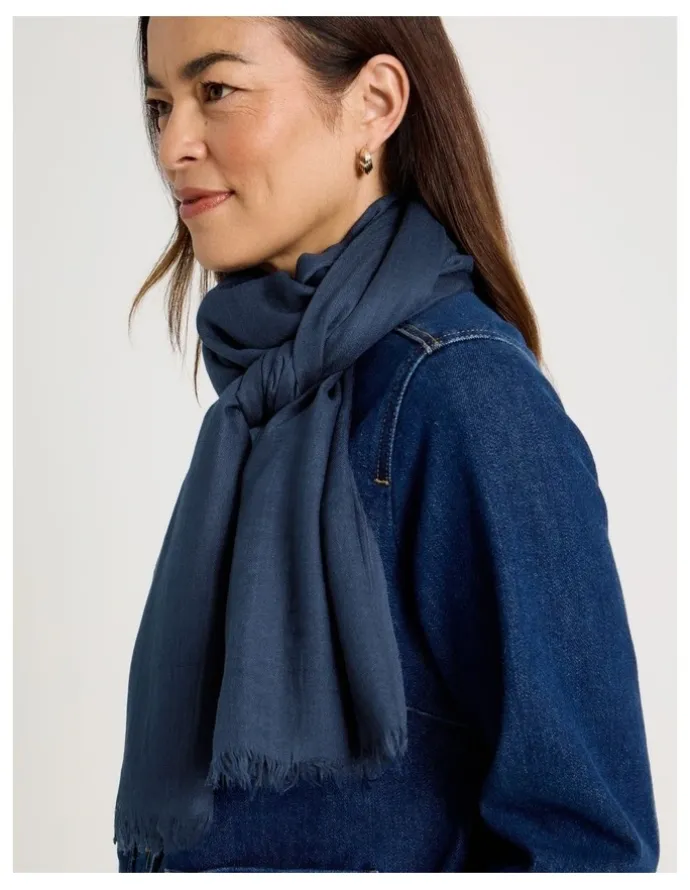 Regatta Light Weight Scarf in Navy