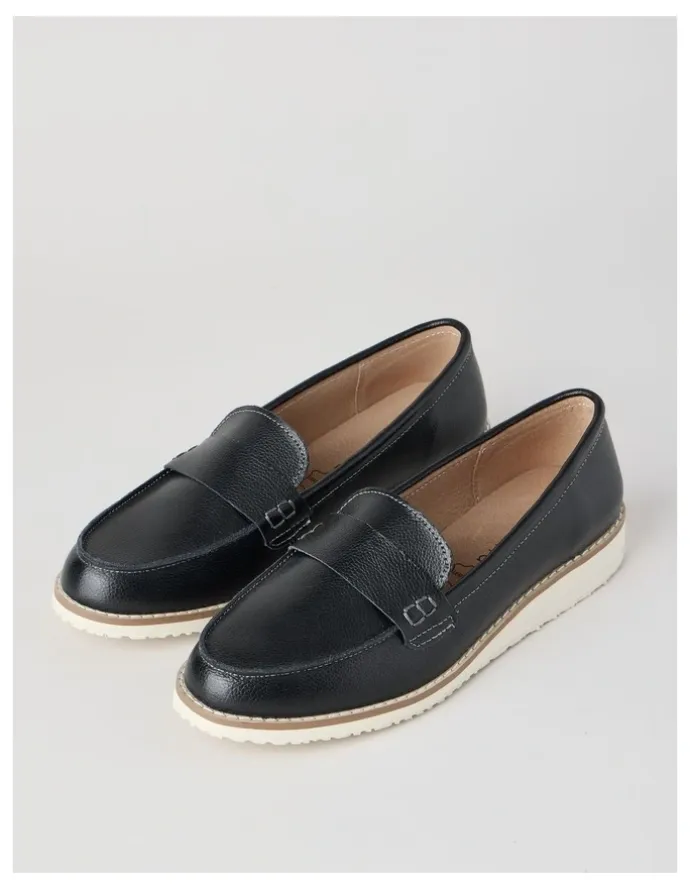 Regatta Quebec Flat Shoes in Black