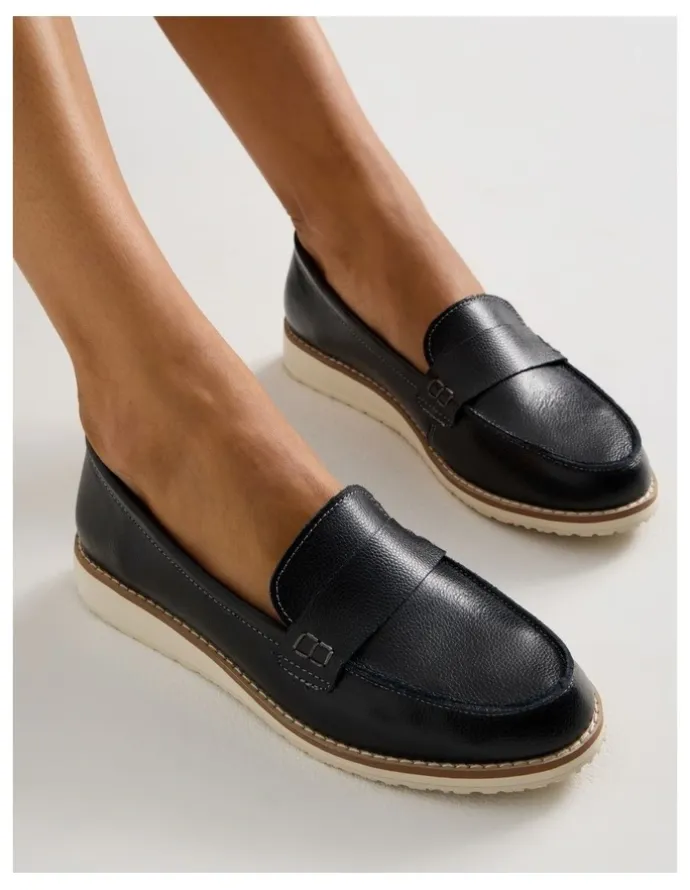 Regatta Quebec Flat Shoes in Black