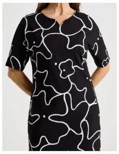 Regatta Short Sleeve Knit Dress in Black/Ivory Large Abstract Print