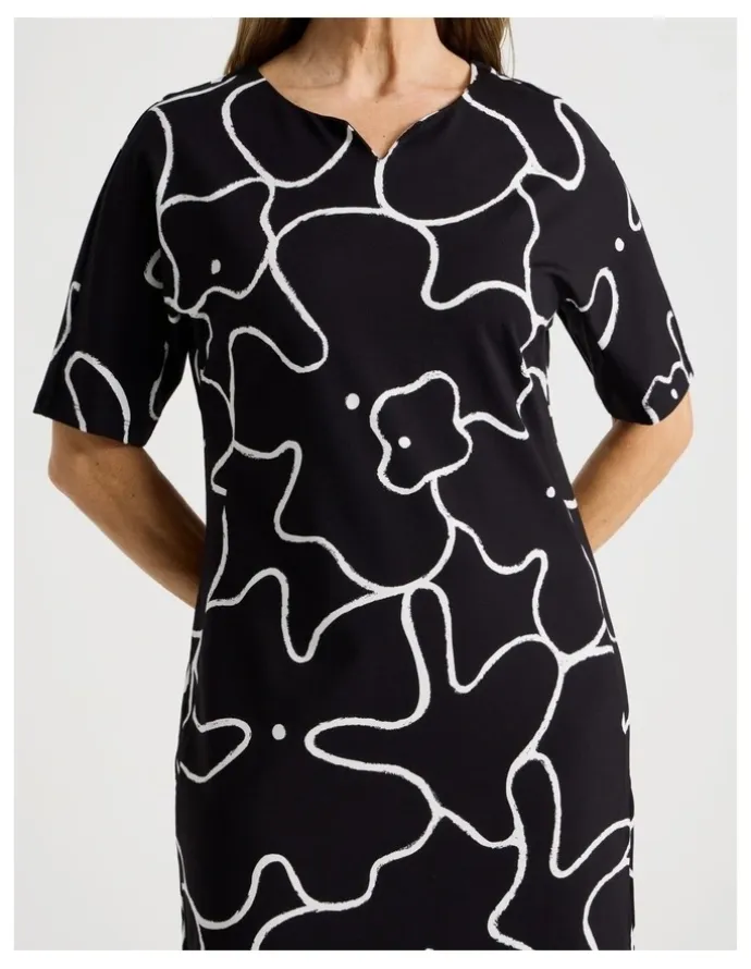 Regatta Short Sleeve Knit Dress in Black/Ivory Large Abstract Print