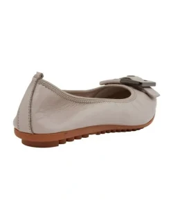 Sandler Pentagon Flat Shoes in Taupe Leather