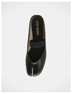 Steve Madden Cova Flats in Black