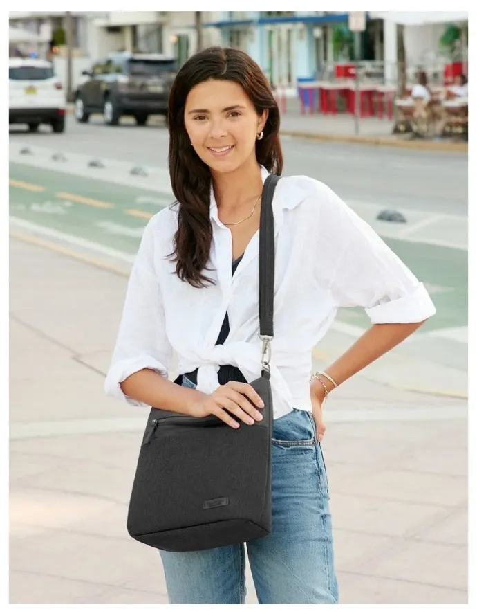Travelon Metro Anti-Theft Crossbody Bag in Black