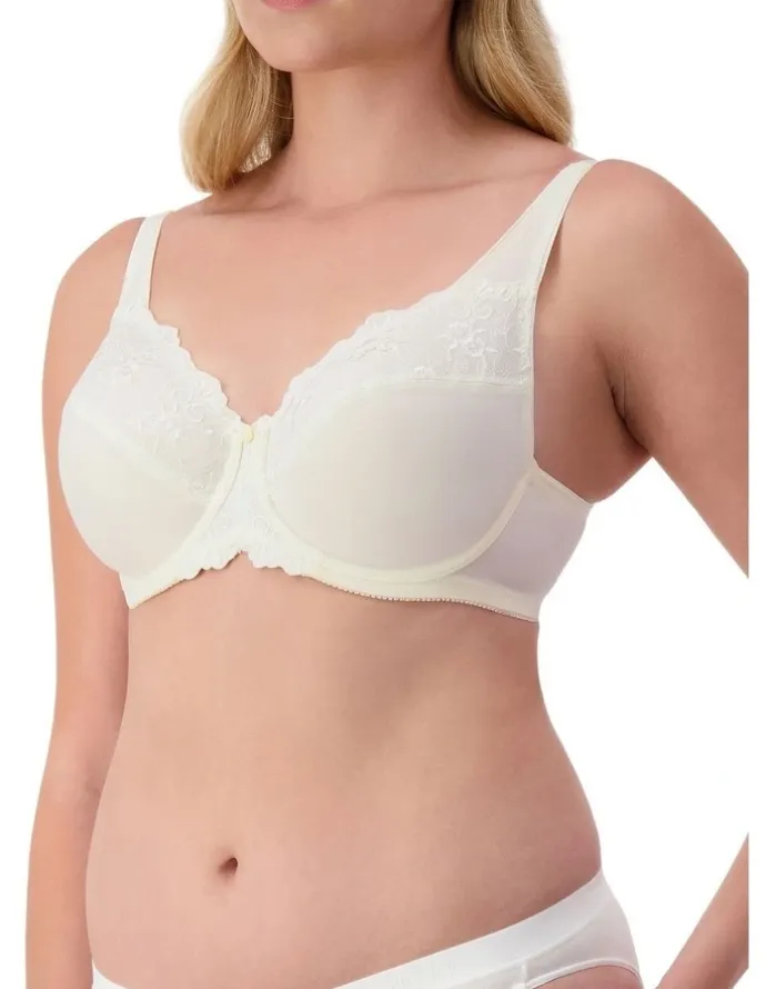 Triumph Embroidered Minimizer Underwire Bra in Vanille